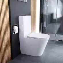 HD Dream Glossy White perem nélküli mély öblítésű íves monoblokkos WC alsó kifolyású slim "P" tetővel és fényes króm kiegészítőkkel + tartály