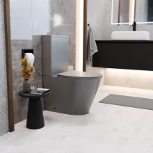 HD Dream Matt Grey perem nélküli mély öblítésű íves monoblokkos WC alsó kifolyású slim "P" tetővel és matt fekete nyomógombbal + tartály