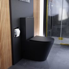 HD Dream Matt Black perem nélküli mély öblítésű íves fekete monoblokkos WC alsó kifolyású slim "P" tetővel és fényes arany kiegészítőkkel + tartály