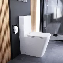 HD Ariana White perem nélküli mély öblítésű szögletes monoblokkos WC alsó kifolyású slim "D" tetővel és matt fekete kiegészítőkkel + tartály