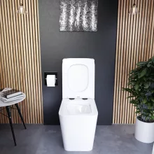 HD Ariana White perem nélküli mély öblítésű szögletes monoblokkos WC hátsó kifolyású slim "S" tetővel és matt fekete kiegészítőkkel + tartály