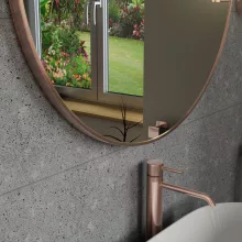 HD Lucy Brushed Copper 80x80 cm széles fürdőszobai kerek fali tükör, szálcsiszolt réz színű alumínium kerettel