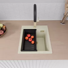 HD Infinity White 43 egymedencés gránit mosogatótálca szett, acél csepegtetőráccsal és matt fekete kosárral, tört fehér színben, szálcsiszolt arany leeresztő szifonnal