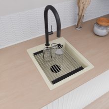 HD Infinity White 43 egymedencés gránit mosogatótálca szett, acél csepegtetőráccsal és matt fekete kosárral, tört fehér színben, matt fekete leeresztő szifonnal