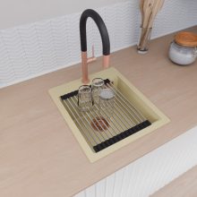 HD Infinity Beige 43 egymedencés gránit mosogatótálca szett, vágódeszkával, acél csepegtetőráccsal és matt fekete kosárral, soft bézs színben, szálcsiszolt réz leeresztő szifonnal