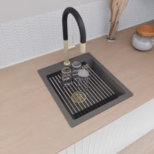 HD Infinity Antracit 43 egymedencés gránit mosogatótálca szett, vágódeszkával, acél csepegtetőráccsal és matt fekete kosárral, matt antracit színben, szálcsiszolt arany leeresztő szifonnal