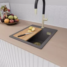 HD Infinity Antracit 43 egymedencés gránit mosogatótálca szett, vágódeszkával, acél csepegtetőkosárral, matt antracit színben, szálcsiszolt arany leeresztő szifonnal