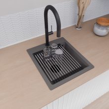 HD Infinity Antracit 43 egymedencés gránit mosogatótálca szett, vágódeszkával, acél csepegtetőráccsal és matt fekete kosárral, matt antracit színben, matt fekete leeresztő szifonnal