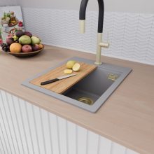 HD Infinity Grey 43 egymedencés gránit mosogatótálca szett, vágódeszkával, matt fekete csepegtetőráccsal és kosárral, alpesi szürke színben, szálcsiszolt arany leeresztő szifonnal