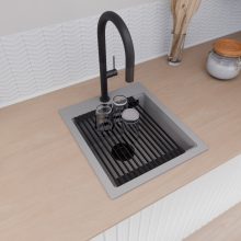 HD Infinity Grey 43 egymedencés gránit mosogatótálca szett, vágódeszkával, matt fekete csepegtetőráccsal és kosárral, alpesi szürke színben, matt fekete leeresztő szifonnal