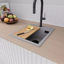 HD Infinity Grey 43 egymedencés gránit mosogatótálca szett, vágódeszkával, acél csepegtetőráccsal és kosárral, alpesi szürke színben, matt fekete leeresztő szifonnal