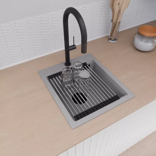 HD Infinity Grey 43 egymedencés gránit mosogatótálca szett, vágódeszkával, acél csepegtetőráccsal és kosárral, alpesi szürke színben, matt fekete leeresztő szifonnal