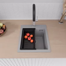 HD Infinity Grey 43 egymedencés gránit mosogatótálca szett, vágódeszkával, matt fekete csepegtetőráccsal és kosárral, alpesi szürke színben