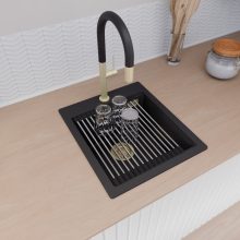 HD Infinity Black 43 egymedencés gránit mosogatótálca szett, acél csepegtetőráccsal és kosárral, matt fekete színben, szálcsiszolt arany leeresztő szifonnal