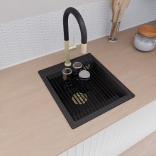 HD Infinity Black 43 egymedencés gránit mosogatótálca szett, vágódeszkával, matt fekete csepegtetőráccsal és krómozott kosárral, matt fekete színben, szálcsiszolt arany leeresztő szifonnal