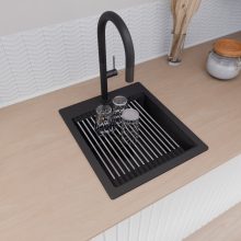 HD Infinity Black 43 egymedencés gránit mosogatótálca szett, acél csepegtetőráccsal és kosárral, matt fekete színben, matt fekete leeresztő szifonnal