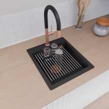 HD Infinity Black 43 egymedencés gránit mosogatótálca szett, vágódeszkával, acél csepegtetőráccsal és matt fekete kosárral, matt fekete színben, szálcsiszolt réz leeresztő szifonnal