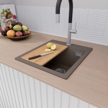 HD Infinity Tortora 43 egymedencés gránit mosogatótálca szett, vágódeszkával, acél csepegtetőráccsal és matt fekete kosárral, tortora színben, szálcsiszolt króm leeresztő szifonnal