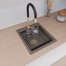 HD Infinity Tortora 43 egymedencés gránit mosogatótálca szett, acél csepegtetőráccsal és matt fekete kosárral, tortora színben, szálcsiszolt arany leeresztő szifonnal