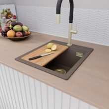 HD Infinity Tortora 43 egymedencés gránit mosogatótálca szett, vágódeszkával, matt fekete csepegtetőráccsal és krómozott kosárral, tortora színben, szálcsiszolt arany leeresztő szifonnal