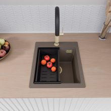 HD Infinity Tortora 43 egymedencés gránit mosogatótálca szett, vágódeszkával, acél csepegtetőráccsal és matt fekete kosárral, tortora színben, szálcsiszolt arany leeresztő szifonnal