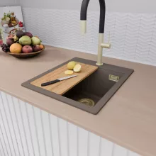 HD Infinity Tortora 43 egymedencés gránit mosogatótálca szett, vágódeszkával, acél csepegtetőkosárral, tortora színben, szálcsiszolt arany leeresztő szifonnal