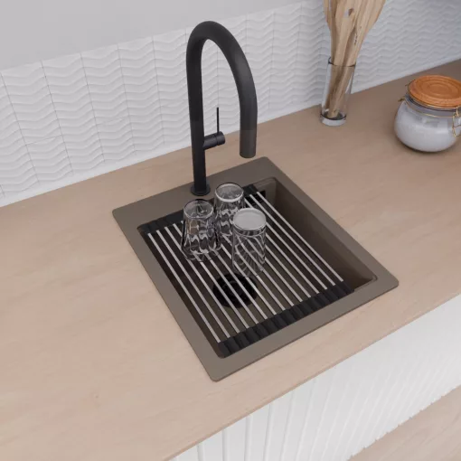 HD Infinity Tortora 43 egymedencés gránit mosogatótálca szett, vágódeszkával, acél csepegtetőráccsal és matt fekete kosárral, tortora színben, matt fekete leeresztő szifonnal