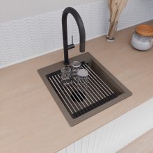 HD Infinity Tortora 43 egymedencés gránit mosogatótálca szett, acél csepegtetőráccsal, tortora színben, matt fekete leeresztő szifonnal