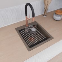 HD Infinity Tortora 43 egymedencés gránit mosogatótálca szett, acél csepegtetőráccsal és matt fekete kosárral, tortora színben, szálcsiszolt réz leeresztő szifonnal