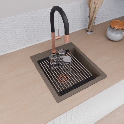 HD Infinity Tortora 43 egymedencés gránit mosogatótálca szett, vágódeszkával, acél csepegtetőráccsal és matt fekete kosárral, tortora színben, szálcsiszolt réz leeresztő szifonnal