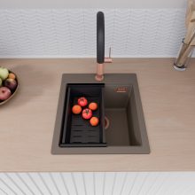 HD Infinity Tortora 43 egymedencés gránit mosogatótálca szett, vágódeszkával, acél csepegtetőráccsal és matt fekete kosárral, tortora színben, szálcsiszolt réz leeresztő szifonnal