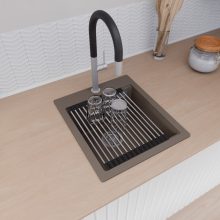 HD Infinity Tortora 43 egymedencés gránit mosogatótálca szett, vágódeszkával, acél csepegtetőráccsal és matt fekete kosárral, tortora színben