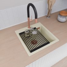 HD Infinity White 48 egymedencés gránit mosogatótálca szett, vágódeszkával, matt fekete csepegtetőráccsal és krómozott kosárral, tört fehér színben, szálcsiszolt réz leeresztő szifonnal