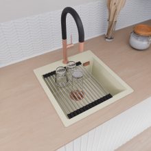 HD Infinity White 48 egymedencés gránit mosogatótálca szett, vágódeszkával, acél csepegtetőráccsal és matt fekete kosárral, tört fehér színben, szálcsiszolt réz leeresztő szifonnal