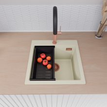 HD Infinity White 48 egymedencés gránit mosogatótálca szett, vágódeszkával, acél csepegtetőráccsal és matt fekete kosárral, tört fehér színben, szálcsiszolt réz leeresztő szifonnal