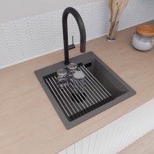 HD Infinity Antracit 48 egymedencés gránit mosogatótálca szett, vágódeszkával, acél csepegtetőráccsal, matt antracit színben, matt fekete leeresztő szifonnal