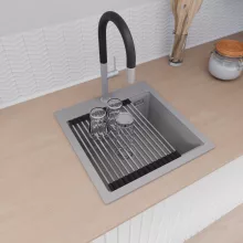 HD Infinity Grey 48 egymedencés gránit mosogatótálca szett, vágódeszkával, acél csepegtetőráccsal és kosárral, alpesi szürke színben, szálcsiszolt króm leeresztő szifonnal