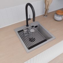 HD Infinity Grey 48 egymedencés gránit mosogatótálca szett, vágódeszkával, acél csepegtetőráccsal és matt fekete kosárral, alpesi szürke színben, matt fekete leeresztő szifonnal