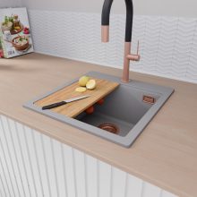 HD Infinity Grey 48 egymedencés gránit mosogatótálca szett, vágódeszkával, matt fekete csepegtetőráccsal és krómozott kosárral, alpesi szürke színben, szálcsiszolt réz leeresztő szifonnal