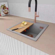 HD Infinity Grey 48 egymedencés gránit mosogatótálca szett, vágódeszkával, acél csepegtetőráccsal és kosárral, alpesi szürke színben, szálcsiszolt réz leeresztő szifonnal