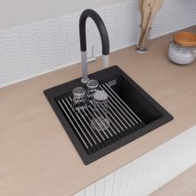 HD Infinity Black 48 egymedencés gránit mosogatótálca szett, vágódeszkával, acél csepegtetőráccsal és matt fekete kosárral, matt fekete színben, szálcsiszolt króm leeresztő szifonnal