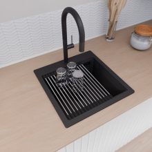 HD Infinity Black 48 egymedencés gránit mosogatótálca szett, acél csepegtetőráccsal és kosárral, matt fekete színben, matt fekete leeresztő szifonnal