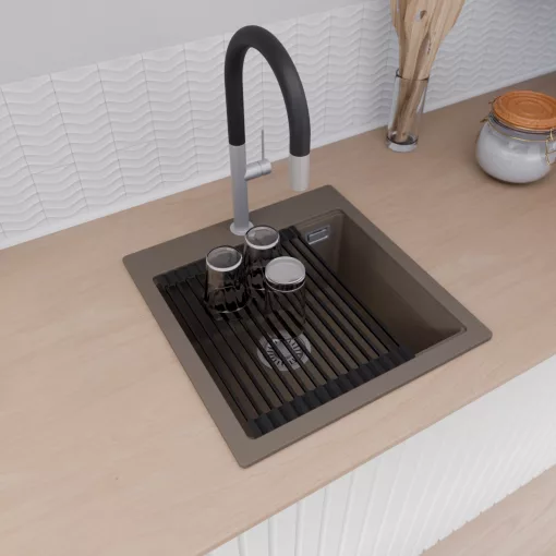 HD Infinity Tortora 48 egymedencés gránit mosogatótálca szett, vágódeszkával, matt fekete csepegtetőráccsal és krómozott kosárral, tortora színben, szálcsiszolt króm leeresztő szifonnal