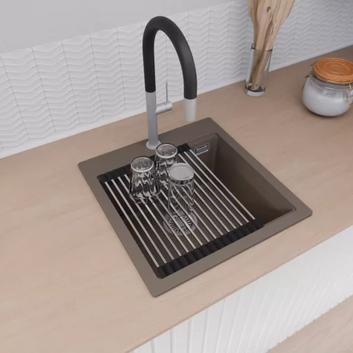HD Infinity Tortora 48 egymedencés gránit mosogatótálca szett, vágódeszkával, acél csepegtetőráccsal és kosárral, tortora színben, szálcsiszolt króm leeresztő szifonnal