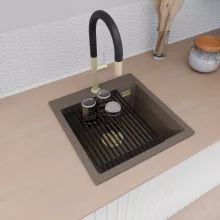 HD Infinity Tortora 48 egymedencés gránit mosogatótálca szett, vágódeszkával, matt fekete csepegtetőráccsal és krómozott kosárral, tortora színben, szálcsiszolt arany leeresztő szifonnal