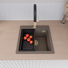 HD Infinity Tortora 48 egymedencés gránit mosogatótálca szett, vágódeszkával, acél csepegtetőráccsal és matt fekete kosárral, tortora színben, szálcsiszolt arany leeresztő szifonnal