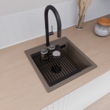 HD Infinity Tortora 48 egymedencés gránit mosogatótálca szett, matt fekete csepegtetőráccsal, tortora színben, matt fekete leeresztő szifonnal