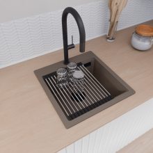 HD Infinity Tortora 48 egymedencés gránit mosogatótálca szett, vágódeszkával, acél csepegtetőráccsal és kosárral, tortora színben, matt fekete leeresztő szifonnal