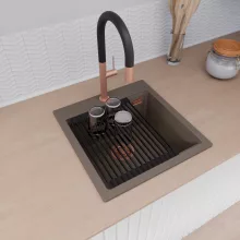 HD Infinity Tortora 48 egymedencés gránit mosogatótálca szett, vágódeszkával, matt fekete csepegtetőráccsal és krómozott kosárral, tortora színben, szálcsiszolt réz leeresztő szifonnal