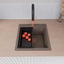 HD Infinity Tortora 48 egymedencés gránit mosogatótálca szett, vágódeszkával, acél csepegtetőráccsal és matt fekete kosárral, tortora színben, szálcsiszolt réz leeresztő szifonnal